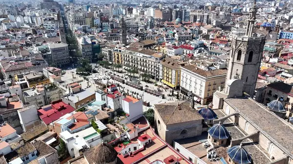 Valencia Valence Community İspanya 'daki La Reina Meydanı. Yoğun caddeler ve binalarla çevrili bir şehir parkının havadan görünüşü. Şehir Bulutları Gökyüzü Arkaplanı Şehir. Şehir dışındaki ünlü..