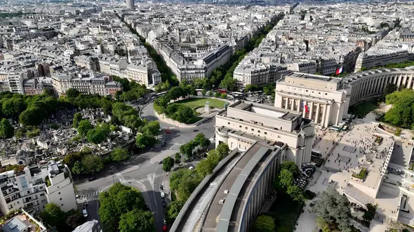 Fransa 'nın Paris adasındaki Trocadero Meydanı. Paris Skyline turizm simgeleri ve binalarla çevrili. Şehir merkezinde Gökyüzü Bulutları. Şehir merkezinin dışında. Ünlü. Paris Fransa Adası.