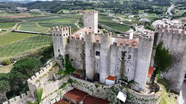 Leiria Portekiz 'in Obidos bölgesindeki Obidos Kalesi. Yukardan bakıldığında hareketli bir şehirde ortaçağ binası. Şehir Gökyüzü Arkaplanı Kentsel. Şehir merkezinin yukarısında. Leiria 'nın Obidos Bölgesi.