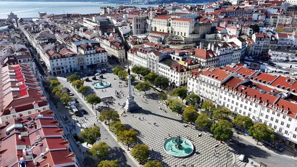 Lizbon 'daki Dom Pedro IV Meydanı. Yukarıdan canlı bir şehrin telaş ve koşuşturmasını yakalamak. Şehir Bulutları Gökyüzü Arkaplanı Şehir. Şehir dışındaki ünlü. Lizbon Portekiz.