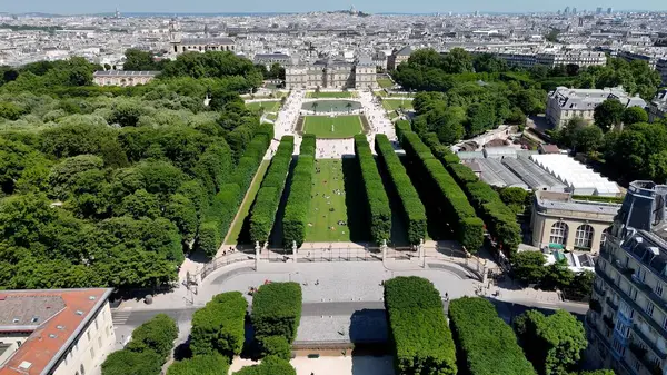 Fransa 'nın Paris şehrindeki Lüksemburg Bahçesi. Şehrin çarpıcı ikonik eğlence parkının kuş bakışı görüntüsü. Metropolitan Peyzaj Ticari Binası Çarpıcı. Metropolitan Atılgan Kasabası.