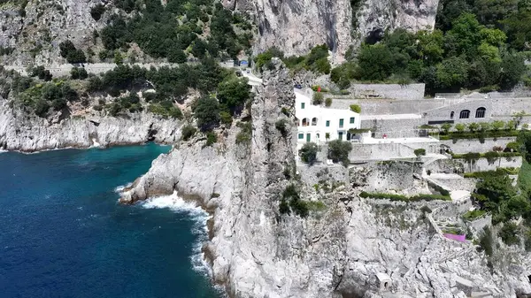 İtalya Praiano Salerno 'daki Amalfi Sahili. Turkuaz Okyanus Dalgaları Tropik Sahile Yavaşça Çarpıyor. Horizon Sahili Denizi kıyısında. Shore Seaside Panning Wide 'da. Praiano Salerno.