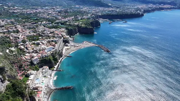 Napoli Campania İtalya 'sında Sorrento Skyline. Kristal berrak sularla sersemletici sahilin havadan görünüşü. Horizon Sahili Denizi kıyısında. Deniz kenarı seyahati. Napoli Campania.