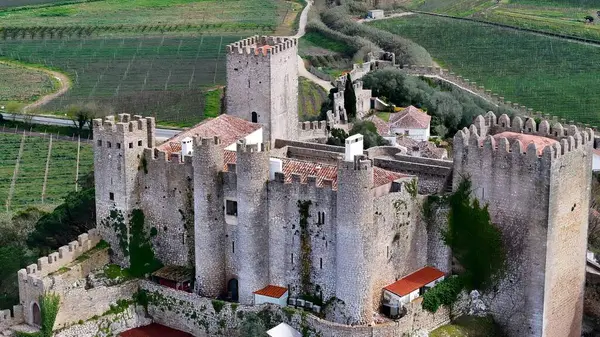 Portekiz 'in Obidos Leiria bölgesindeki Obidos Kalesi. Yukardan bakıldığında hareketli bir şehirde ortaçağ binası. Şehir Gökyüzü Arkaplanı Kentsel. Şehrin yukarısında. Obidos Leiria Bölgesi.