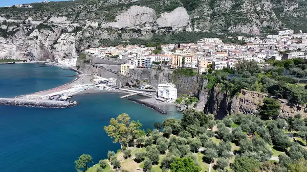 Sorrento Napoli 'deki Sorrento Plajı. Bereketli bir tropikal sahil manzarasının nefes kesici görüntüsü. Sahil Bulutları Yaz mevsimi. Sahil Panorama. Sorrento Napoli.