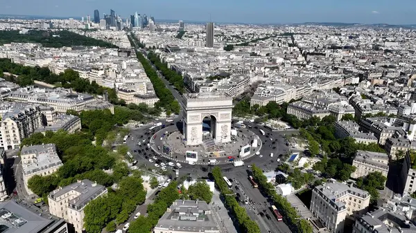 Fransa 'nın Paris Adası' nda Zafer Takı. Fransa 'nın başkentindeki Seine Nehri' nin nefes kesici manzarası. Şehir Bulutları Gökyüzü Arkaplanı Şehir. Şehir dışındaki ünlü. Fransa 'nın Paris Adası.