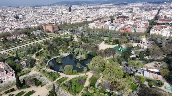 Katalonya 'nın Barselona bölgesindeki Ciutadella Parkı. Ünlü Botanik Bahçesi şehri geziyor. İş Bulutları Gökyüzü Şehir Merkezi. Geniş İş Döndürme.