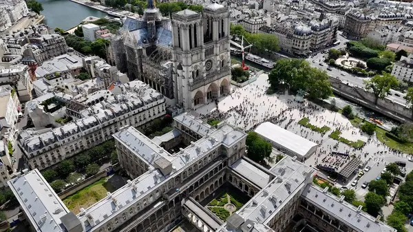 Fransa 'nın Paris Adası' ndaki Paris Skyline. Göz kamaştırıcı Barok Kilisesi manzarayla çelişiyor. Altyapı Skyline Panoramic City View Awesome. Altyapı Şehir Manzarası.