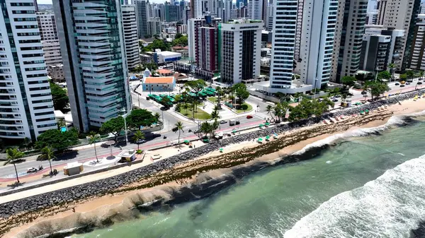 Pernambuco Brezilya 'daki Boa Viagem Kilisesi. Şehirdeki ünlü kilisenin nefes kesici manzarası. Şehir merkezindeki İş Gökyüzü Arkaplanı. Şehir merkezindeki panoramik işleri. Recife Pernambuco.