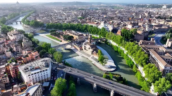 Roma 'da gökyüzü Lazio İtalya' da. Şehir merkezindeki Landmark Ortaçağ binasının havadan görünüşü. Şehir merkezindeki İş Gökyüzü Arkaplanı. Şehir merkezindeki panoramik işleri. Roma Lazio.