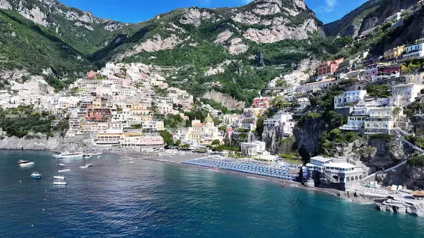 Positano Salerno İtalya 'daki Amalfi Sahili. İnanılmaz Skysraper 'lar ve caddedeki trafik yukarıdan izleniyor. Sahil Gökyüzü Sahil Kıyısı Yaz Zamanı. Seaside Beach Panoramik. Positano Salerno.