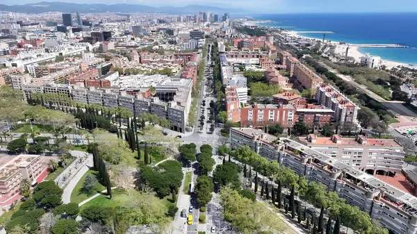 Barcelona Katalonya İspanya 'da Barselona Skyline. Gökdelenleri Şehir Merkezi Şehir Yaşamını Yansıtıyor. Şehir merkezindeki iş dünyası. İş geçmişleri ünlüdür. Barselona Katalonya.