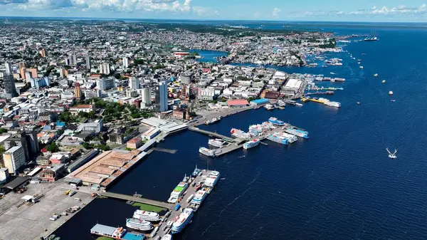 Manaus Amazonas Brezilya 'daki Manaus Limanı. Güneşli bir günde turistlerle tekne gezintisi yapmak. Şehir Gökyüzü Arkaplanı Kentsel. Şehir merkezinin yukarısında. Manaus Amazonas.