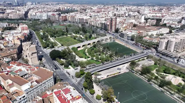 Valencia Valence Community İspanya 'da Valencia Skyline. İnanılmaz Skysraper 'lar ve caddedeki trafik yukarıdan izleniyor. Şehir Gökyüzü Arkaplanı Kentsel. Şehir merkezinin yukarısında..