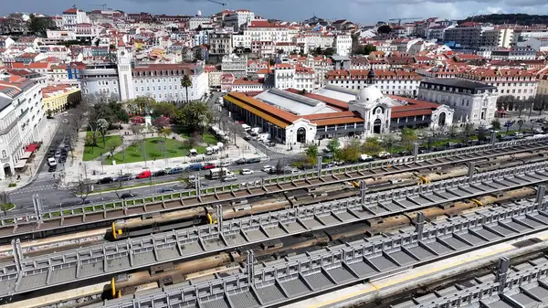 Lizbon 'daki Lizbon Skyline. Şehirdeki Şehir Tren İstasyonu 'nun Ulaşım Merkezi. Metropolitan Skyline Binaları Güzel. Bina Mimarlık Şirketi. Lizbon Portekiz.
