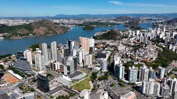 Şehir merkezi Vitoria Espirito Santo Brezilya. İnanılmaz Skysraper 'lar ve caddedeki trafik yukarıdan izleniyor. İş Bulutları Gökyüzü Şehir Merkezi. Panoramik Şehir. Vitoria Espirito Santo.