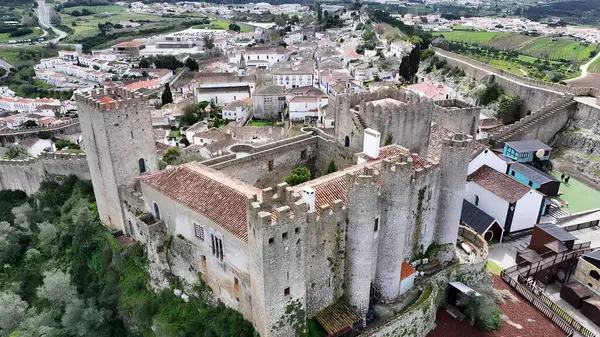 Portekiz 'in Obidos Leiria bölgesinde Obidos Skyline. Yukardan bakıldığında hareketli bir şehirde ortaçağ binası. Şehir merkezindeki iş dünyası. Şehir merkezinin dışında Panning Wide 'da. Obidos Leiria Bölgesi.