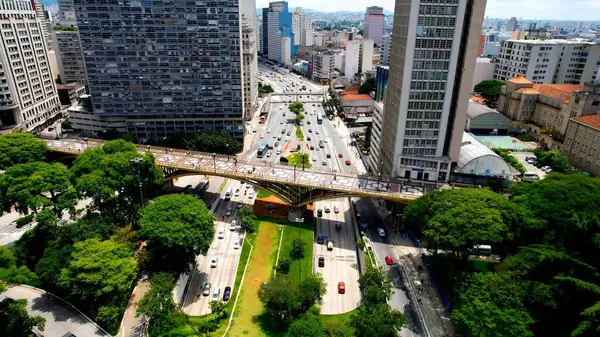 Sao Paulo Brezilya 'daki Santa Efigenia Köprüsü. Yüksek binaları ve trafiği olan hareketli bir şehrin havadan görünüşü. Altyapı Skyline Panoramic City View Awesome. Altyapı Şehir Manzarası.