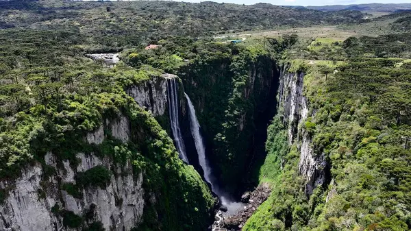 Praia Grande Santa Catarina Brezilya 'daki Itaimbezinho Kanyonu. Tropikal Sahnedeki Güzel Kanyonlar 'ın dramatik manzarası. Kırsal alanda dramatik bulutlar kırsal alanda. Kırsal Panelin Peyzaj Düzenlemesi.