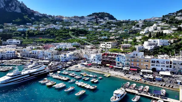 Napoli Campania İtalya 'daki Capri Adası. Şehir merkezinin modern binalarla dolup taşması. Sahil Bulutları Yaz mevsimi. Sahil Panorama. Napoli Campania.