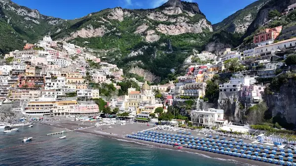 Positano Salerno İtalya 'daki Amalfi Sahili. Şehir Skyline Modern ve Geleneksel Mimariyi Gösteriyor. Sahil Bulutları Yaz mevsimi. Coast Outdoor Panning Wide 'da. Positano Salerno.