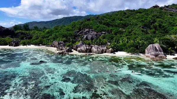 Seyşeller Skyline La Digue Adası 'nda Victoria Seyşeller. Bereketli bir tropikal sahil manzarasının nefes kesici görüntüsü. Terk edilmiş Skyline Sezon Arzusu. Sezon Rıhtım Kıyısı.
