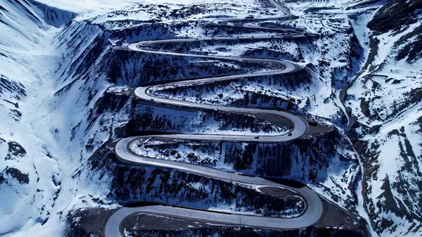 And Dağları 'ndaki ünlü viraj yolu Santiago Şili. Meşhur bir yoldaki araçların güçlü manzarası. Karlı Turizm And Dağları Harita Tipi. Karlı Buzul. And Dağları Santiago.