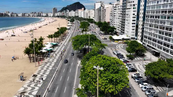 Copacabana Plajı 'ndaki Sahil Bulvarı Rio De Janeiro Brezilya. Çağdaş binalarla dolu şehir merkezinin havadan görünüşü. Sahil Bulutları Yaz mevsimi. Sahil Kapısı Kapsama Alanı Geniş.
