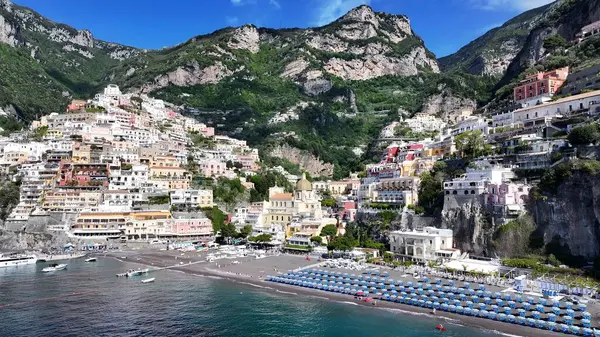 Positano Salerno İtalya 'daki Amalfi Sahili. Yüksek binaları ve trafiği olan hareketli bir şehrin havadan görünüşü. Cennet Peyzajı Gezgin Şehveti. Cennet Sahili. Positano Salerno.