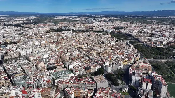 Valencia İspanya 'da Valencia Skyline. Şehir Skyline Modern ve Geleneksel Mimariyi Gösteriyor. Metropolitan Peyzaj Ticari Binası Çarpıcı. Metropolitan Atılgan Kasabası. Valencia İspanya.
