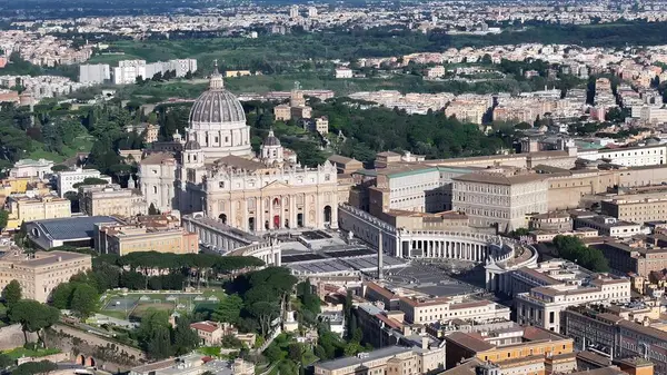 Roma 'da günbatımı Vatikan Şehri Lazio İtalya. Skyline 'a hükmeden kilise binasının havadan görünüşü. Metropol Peyzaj Gökdelenleri Yapımı Meşgul. Metropole Town 'da. Roma Lazio.