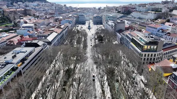 Lizbon Büyükşehir Bölgesi Portekiz 'deki Özgürlük Bulvarı. Şehir merkezinin modern binalarla dolup taşması. Şehir merkezinde Gökyüzü Bulutları. Şehir merkezinin dışında. Ünlü. Lizbon Büyükşehir Bölgesi.
