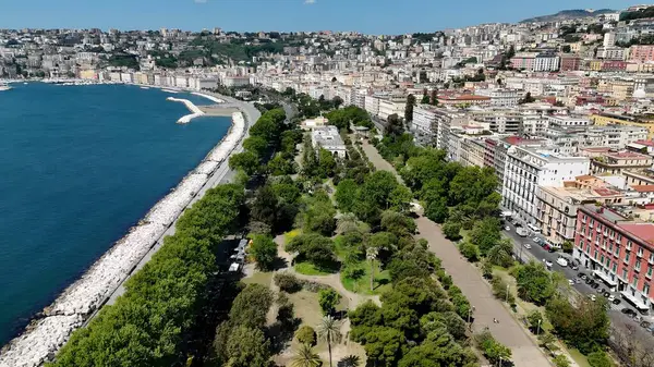 Napoli 'nin silueti Napoli Campania İtalya' da. Yüksek katlı binaların ve şehir yaşamını gösteren trafik gösterilerinin havadan görüntüsü. Metropolitan Peyzaj Ticari Binası Çarpıcı. Metropolitan Atılgan Kasabası.
