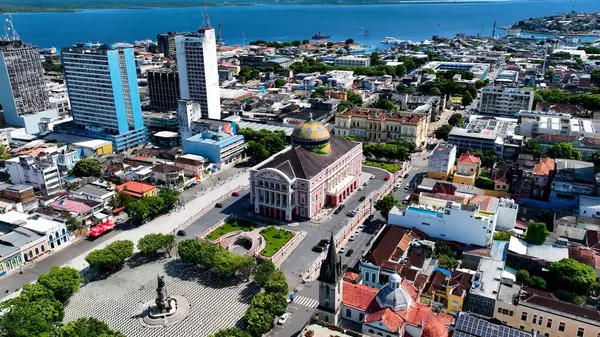 Manaus Amazonas Brezilya 'daki tarihi şehir merkezi. İnanılmaz Skysraper 'lar ve caddedeki trafik yukarıdan izleniyor. Şehir merkezindeki iş dünyası. İş geçmişleri ünlüdür. Manaus Amazonas.
