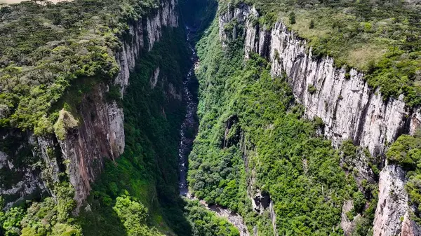 Cambara do Sul Rio Grande Do Sul Brezilya 'daki Itaimbezinho Kanyonu. Uçurum tarafı, yukarıdan görünen yemyeşil ormanlarla çevrili. Kırsal bölge dramatik gökyüzü kırsal alanı. Gökyüzü Panoramik Gökyüzü.