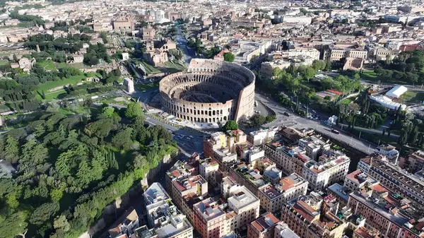 Roma Kolezyumu, Lazio İtalya. Gökdelenleri Şehir Merkezi Şehir Yaşamını Yansıtıyor. İş Bulutları Gökyüzü Şehir Merkezi. Özgeçmişleri meşhurdur. Roma Lazio.