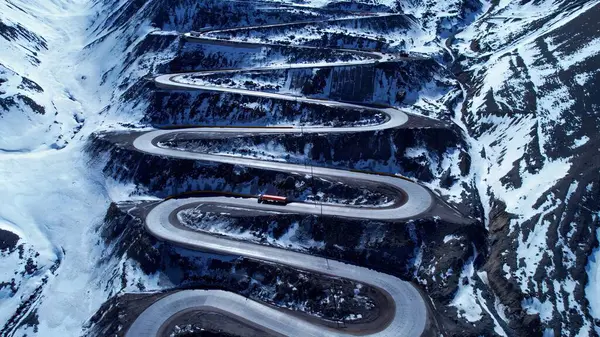 And Dağları 'ndaki Virajlı Yol Santiago Şili. Trafik sıkışıklığı olan otoyol kavşağı. Doğa Seyahati Varış Yeri Karlı Orman Ağaçları. Karla kaplı And Dağları Görünümün Üzerinde.