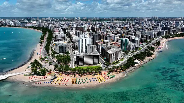 Maceio Alagoas Brezilya 'daki Central Beach. Yaz tatilinde harika bir sahil manzarası olan kuş bakışı. Horizon Sahili Denizi kıyısında. Deniz kenarı seyahati. Maceio Alagoas.