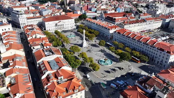 Lizbon 'daki Dom Pedro IV Meydanı. Yoğun caddeler ve binalarla çevrili bir şehir parkının havadan görünüşü. Metropol Manzarası Panoramik Şehir Manzarası Güzel. Kentsel Panoramik Şehir Görünümü.