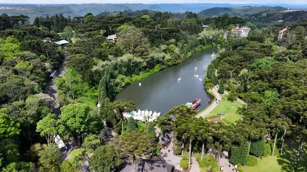Iago Negro, Rio Grande Do Sul Brezilya 'da. Ünlü Botanik Bahçesi şehri geziyor. İş Bulutları Gökyüzü Şehir Merkezi. Özgeçmişleri meşhurdur. Gramado Rio Grande do Sul.