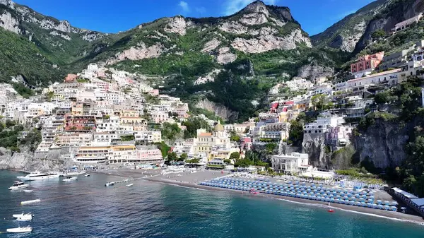 Positano Salerno İtalya 'daki Amalfi Sahili. Şehir merkezinin modern binalarla dolup taşması. Sahil Gökyüzü Sahil Kıyısı Yaz Zamanı. Seaside Beach Panoramik. Positano Salerno.