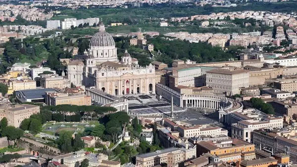 Roma 'daki San Pedro Kilisesi Lazio İtalya. Şehirdeki ünlü kilisenin nefes kesici manzarası. Şehir Gökyüzü Arkaplanı Kentsel. Şehir merkezinin yukarısında. Roma Lazio.