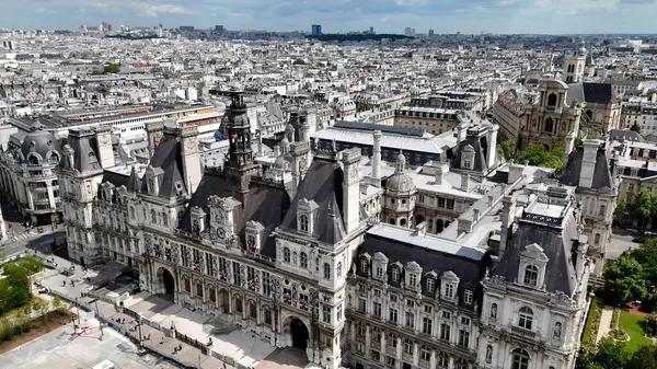 Fransa 'nın Paris Adası' ndaki Paris Belediye Binası. Ülkenin Meşhur Hükümet Binası 'nın Havadan Görünümü. Şehir Bulutları Gökyüzü Arkaplanı Şehir. Şehir dışındaki ünlü. Fransa 'nın Paris Adası.