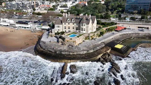 Portekiz 'in Cascais Lizbon bölgesindeki Duques De Palmela Sarayı. Yukardan bakıldığında hareketli bir şehirde ortaçağ binası. Shore Clouds Plaj Denizi. Shore Beach Sahili Sahil Hattı. Cascais Lizbon Bölgesi.