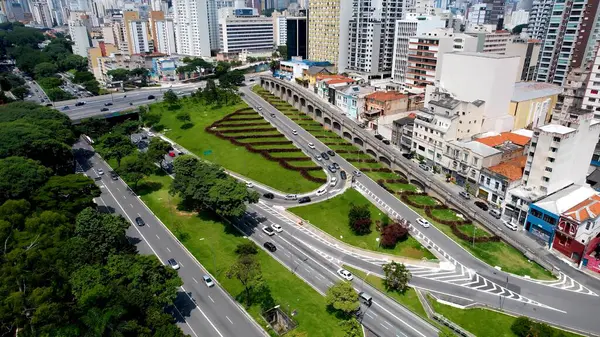 23 Mayıs, Sao Paulo Brezilya. Yüksek katlı binaların ve şehir yaşamını gösteren trafik gösterilerinin havadan görüntüsü. İş Bulutları Gökyüzü Şehir Merkezi. İş dünyası geniş çaplı. Sao Paulo Brezilya.