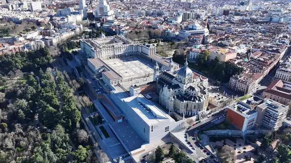 Madrid 'deki Madrid Kraliyet Sarayı. Çağdaş binalarla dolu şehir merkezinin havadan görünüşü. Şehir merkezindeki İş Gökyüzü Arkaplanı. Şehir merkezindeki panoramik işleri. Madrid İspanya.