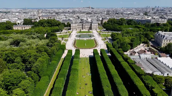 Fransa 'nın Paris şehrindeki Lüksemburg Bahçesi. Yeşillik ağaçlarıyla çevrili yeşil alanın havadan görünüşü. Şehir Gökyüzü Arkaplanı Kentsel. Şehrin yukarısında. Fransa ile Paris.