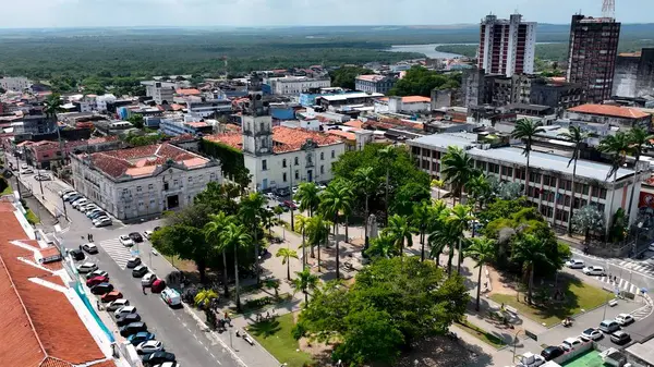 Joao Pessoa Paraiba Brezilya 'daki Sao Francisco Kilisesi. Modern Cam Gökdelen, Hareketli Şehrin Üzerinde Yükseliyor. Şehir Gökyüzü Arkaplanı Kentsel. Açık Arkaplan Panoramik Şehir. Joao Pessoa Paraiba.