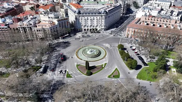 Madrid 'deki Neptuno Çeşmesi. Çağdaş binalarla dolu şehir merkezinin havadan görünüşü. Endüstriyel Peyzaj Ticari Binası Güzel. Endüstriyel kasaba. Madrid İspanya.