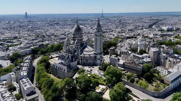 Fransa 'da Paris' teki Sacre Coeur Kilisesi. Gökdelenleri Şehir Merkezi Şehir Yaşamını Yansıtıyor. Metropolitan Manzara Gökdelenleri. Güzel. Metropolitan Şehir. Fransa ile Paris.